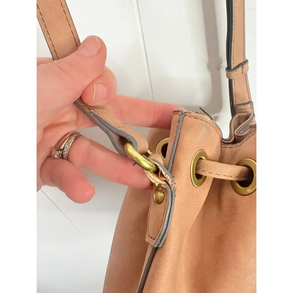 ✨2/$30✨Merona Tan Faux Leather Bucket Bag Tassel Crossbody Purse Western